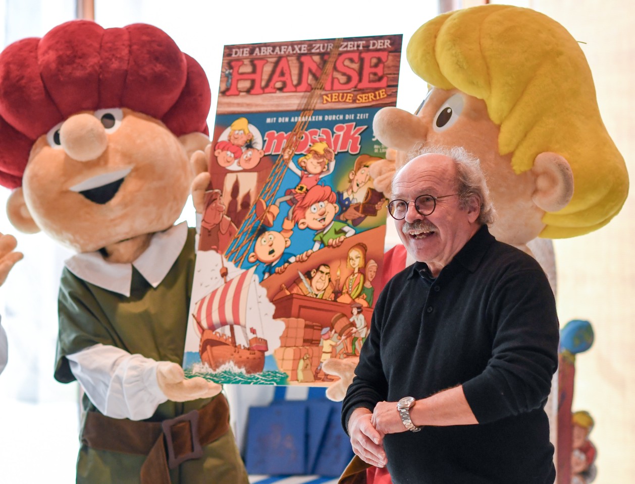 Die Comicfiguren Abrafaxe aus den Mosaik-Comic-Heften stehen mit Klaus D. Schleiter, Herausgeber vom "Mosaik", in der Landesvertretung von Mecklenburg-Vorpommern.