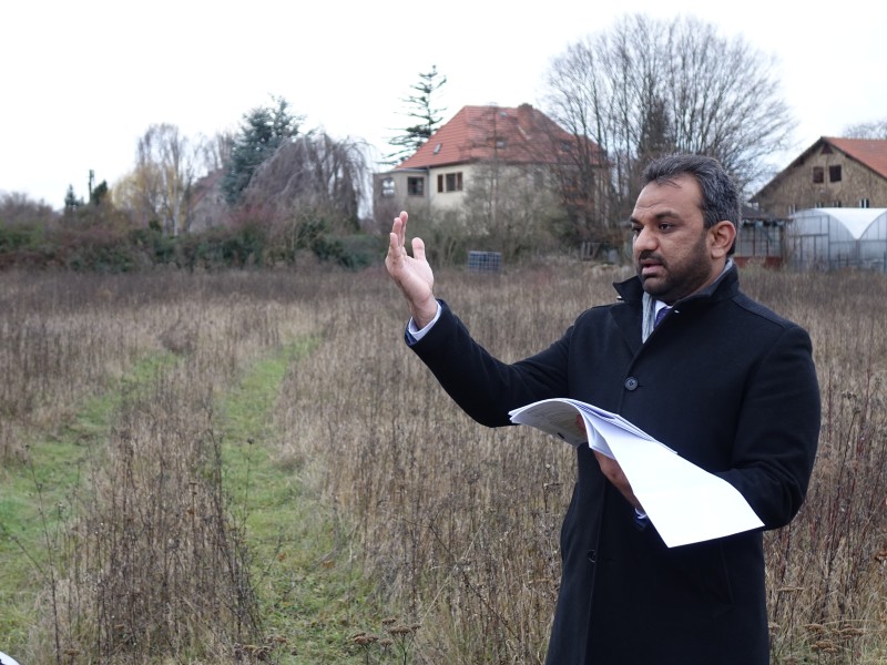 Der Sprecher der Erfurter Ahmadiyya-Gemeinde, Mohammad Suleman Malik, stellt die Pläne für die neue Moschee in Marbach vor.