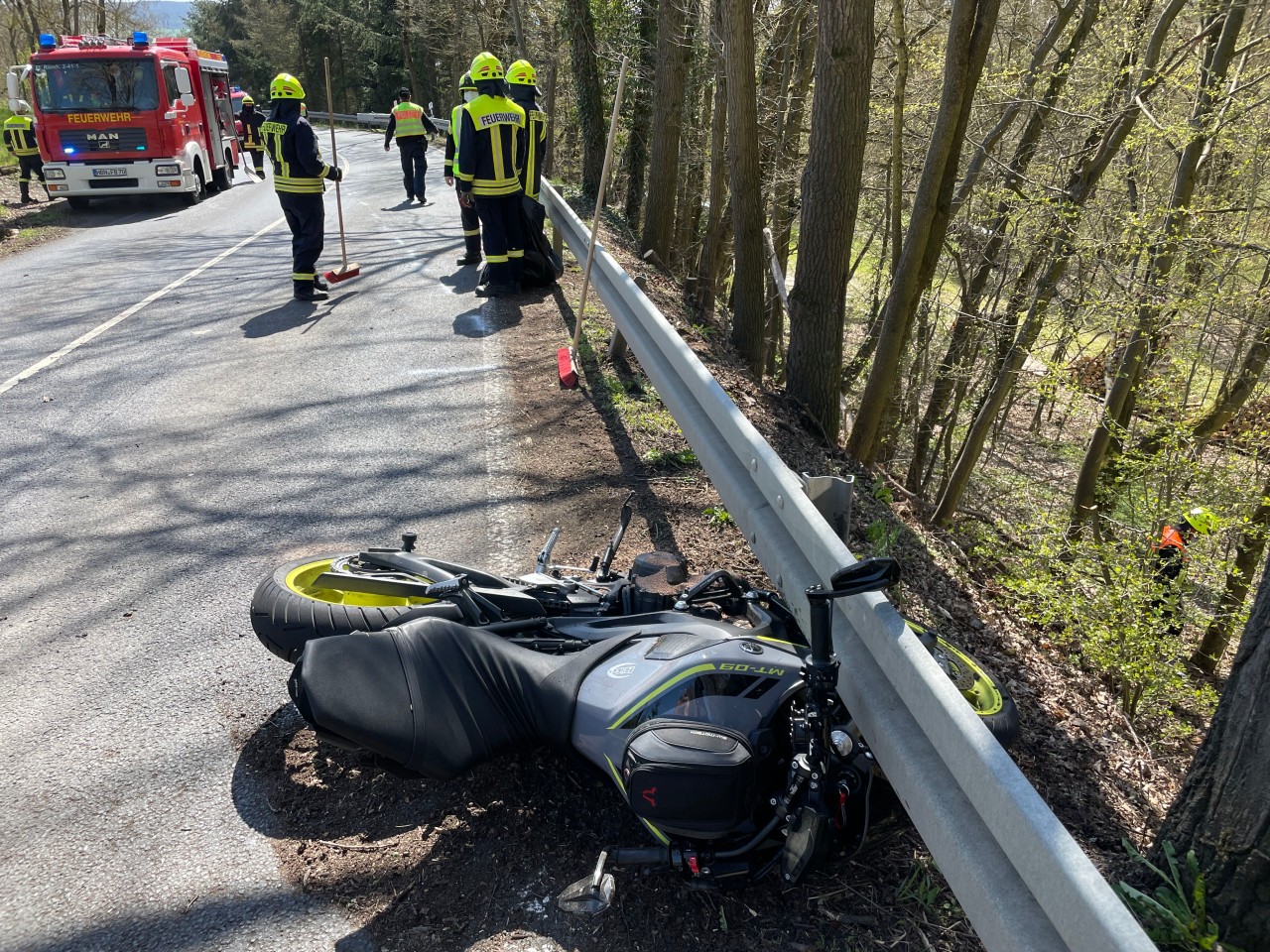 Motorradunfall in Thüringen geht böse aus: Verletzter wird ins Krankenhaus geflogen. 