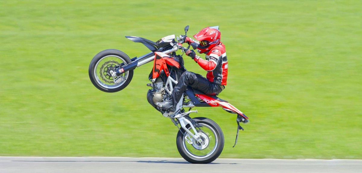 Motorradfahrer Hochstart