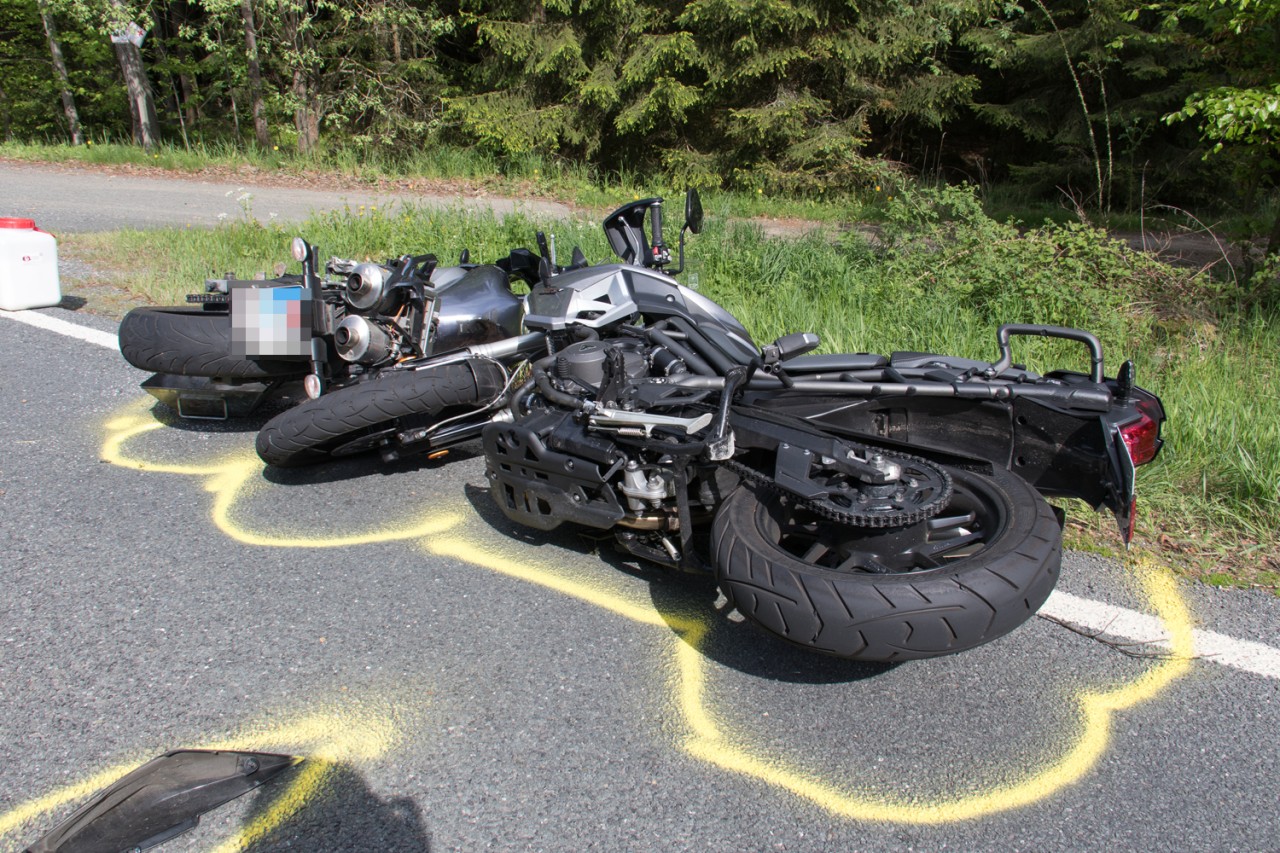 Ein Motorradfahrer verunglückte in Thüringen tödlich, ein weiterer rutschte mit seiner Maschine in die Unfallstelle.