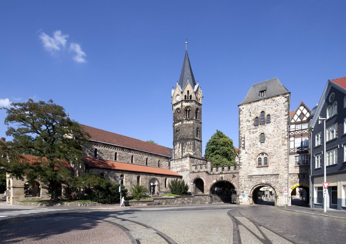 Nikolaikirche und Nikolaitor am Karlsplatz in Eisenach