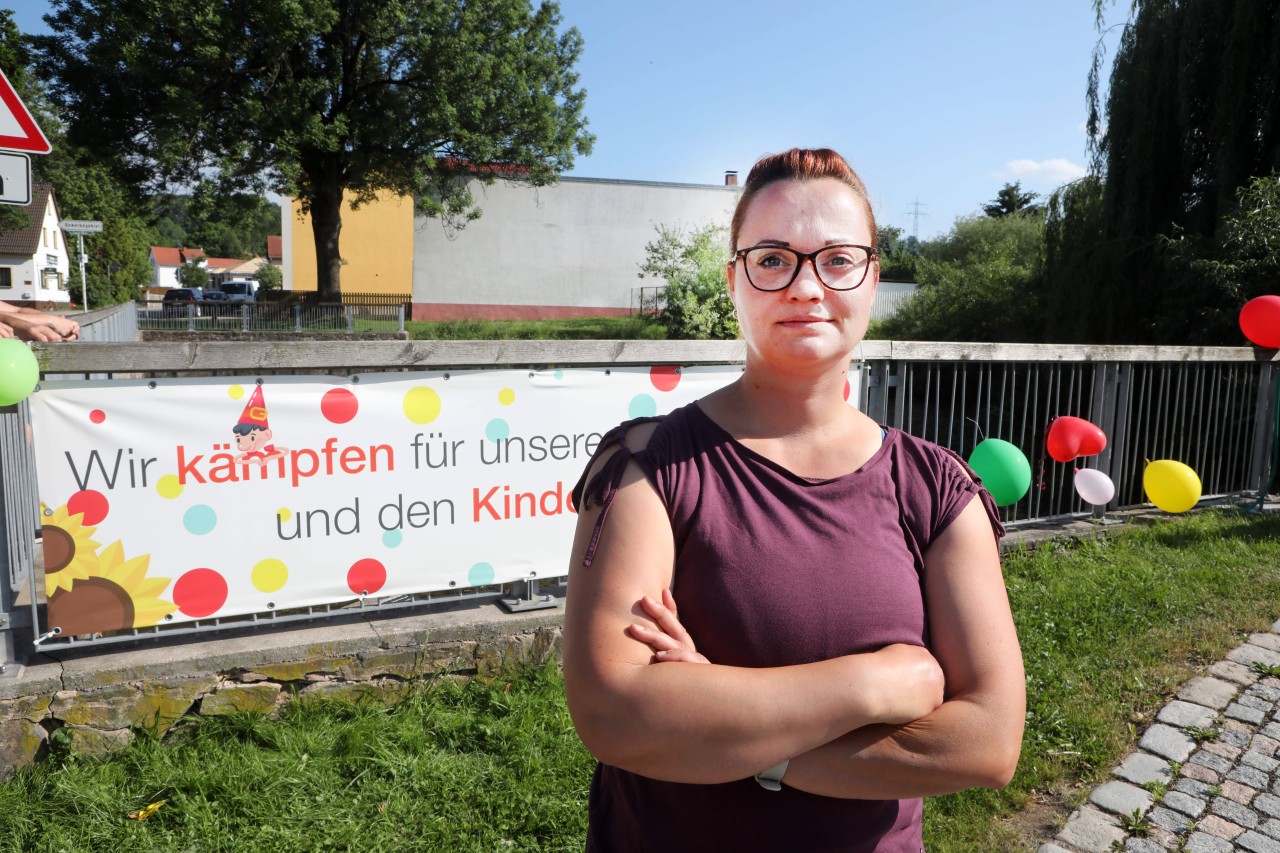 Elternsprecherin Marlen Schiller steht am Eingang zum Kindergarten Zwergenland. 