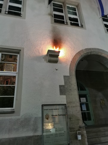 Beschädigt wurde zwar nicht die israelische Flagge am Rathaus in Nordhausen, sondern die Fassade des Gebäudes selbst. 