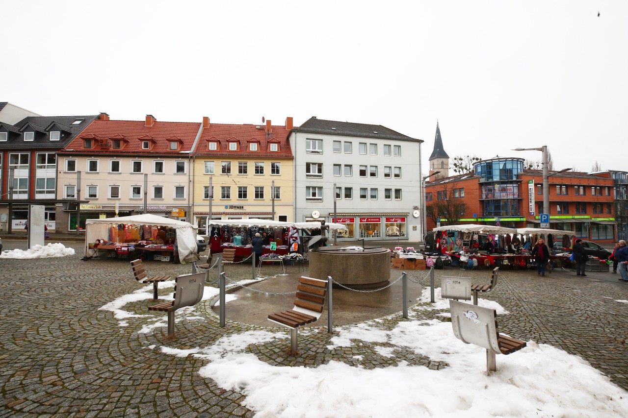Nur wenige Menschen sind auf dem Marktplatz in der Innenstadt von Nordhausen unterwegs. In Thüringen sind die Inzidenzzahlen weiterhin am höchsten in Deutschland. (Archivbild)