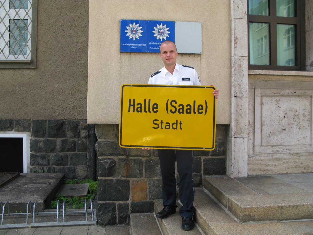 Die Polizei in Gera hat das Ortseingangsschild von Halle sichergestellt.