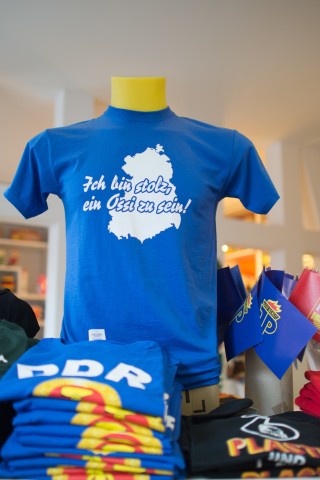  «Ich bin stolz, ein Ossi zu sein!» steht in Tangermünde (Sachsen-Anhalt) im Verkaufsraum des Ostprodukte-Versandes auf einem T-Shirt. Foto:  Klaus-Dietmar Gabbert/dpa
