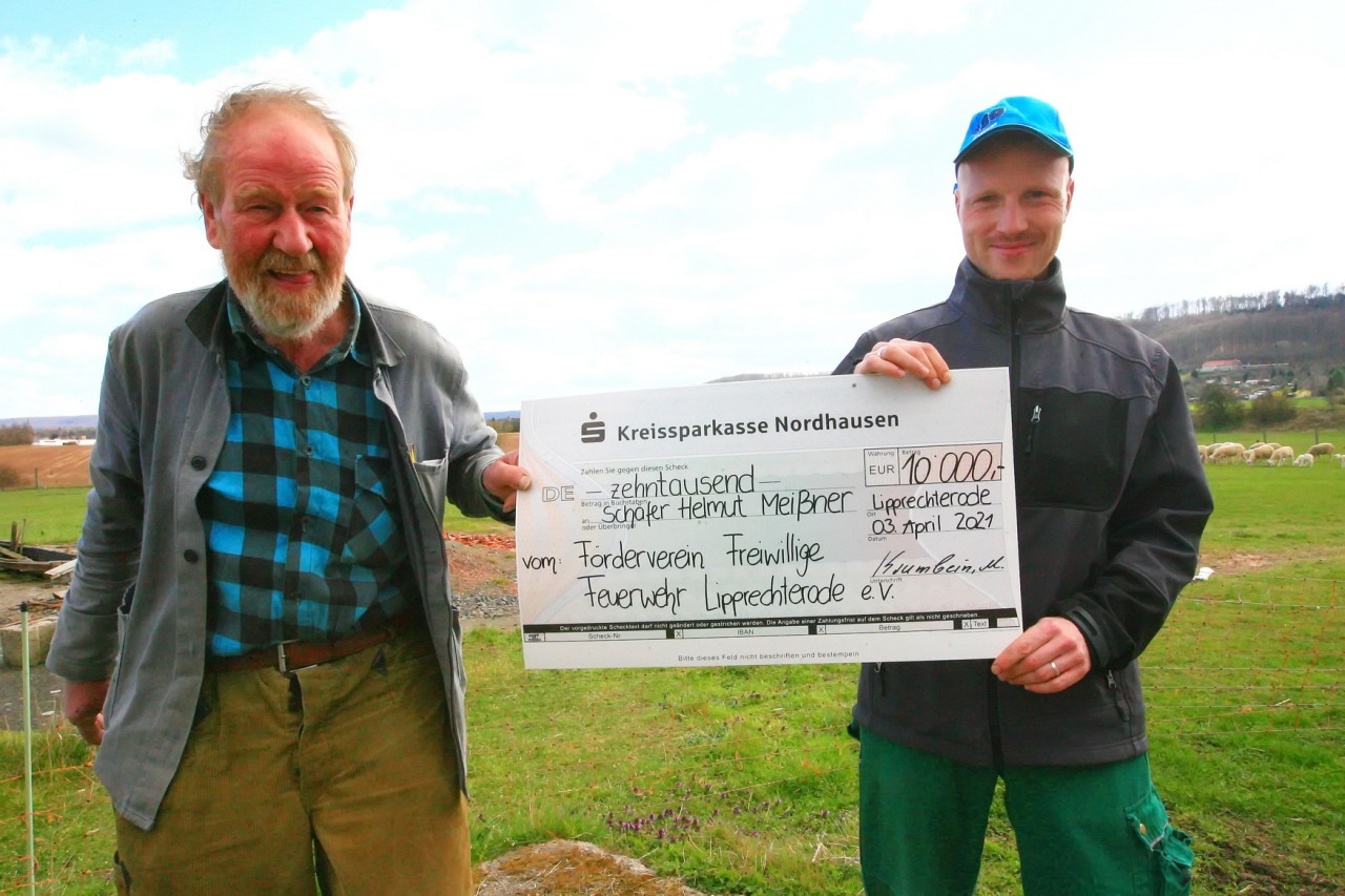 10.000 Euro erhalten Helmut Meißner und Sohn Alexander für einen neuen Schafstall.