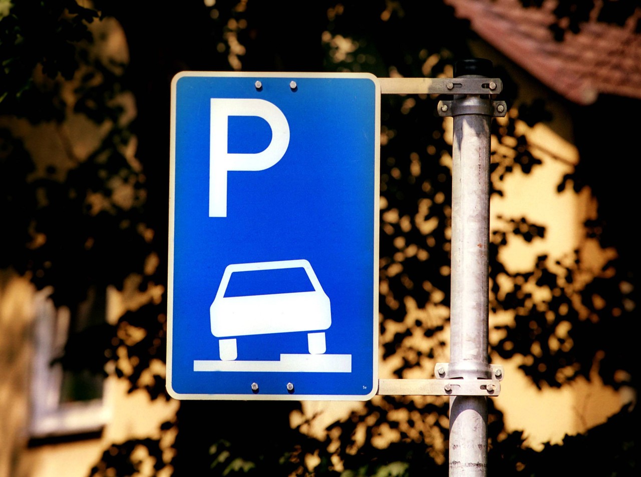 Dieses Parkschild erlaubt das Parken auf Gehwegen. (Symbolbild)