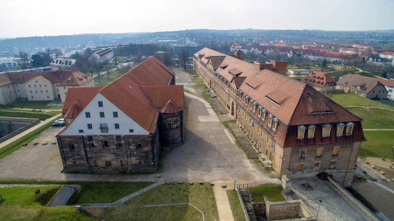 Für die Bundesgartenschau 2021 in Erfurt sollen auch die Kasernen auf dem Petersberg saniert werden. Hier soll eventuell auch die Weimarer Ausstellung einziehen.