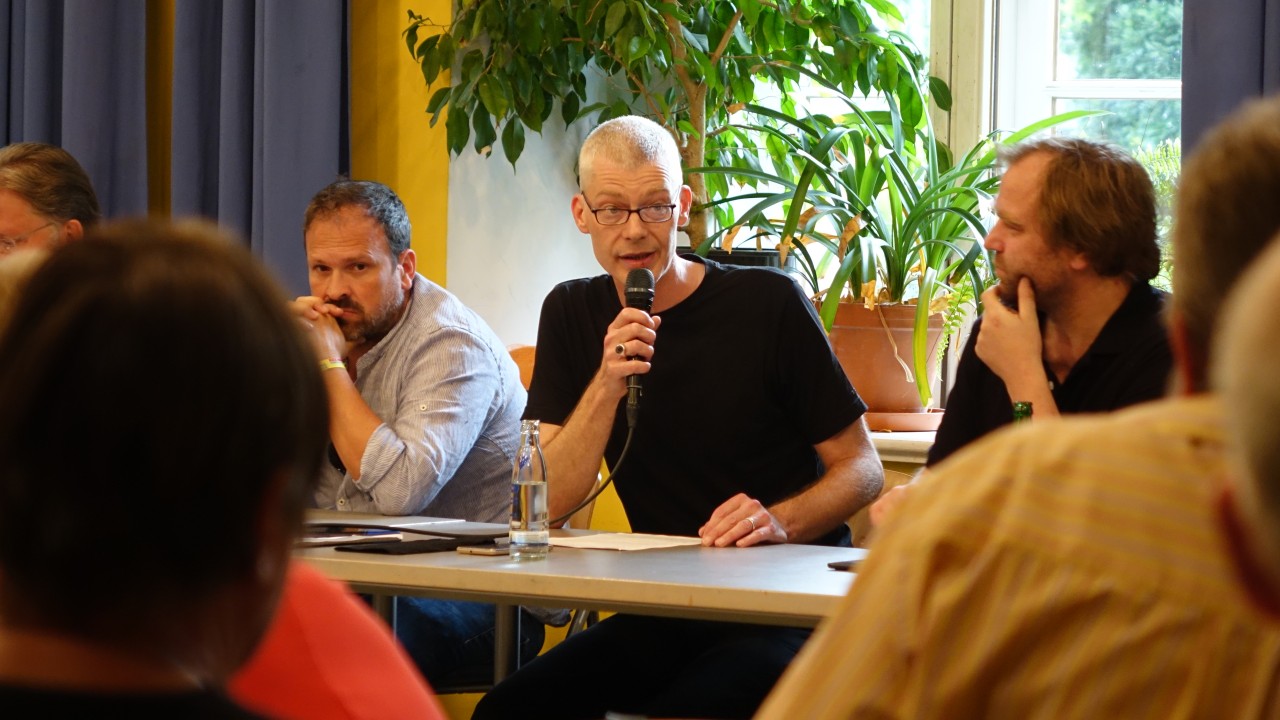 Stadtrat Pierre C. Deason-Tomory (Mitte) ist einer der Begründer der Initiative "Unser Museum bleibt." Auch Kreiselternsprecher Wolfram Wiese (links) und Stadtrat Thomas Hartung (rechts) kämpfen an seiner Seite.