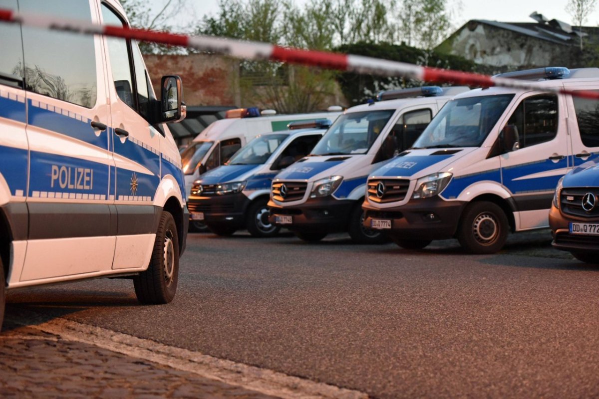 Polizei Großaufgebot Großeinsatz Sixpack Streifenwagen