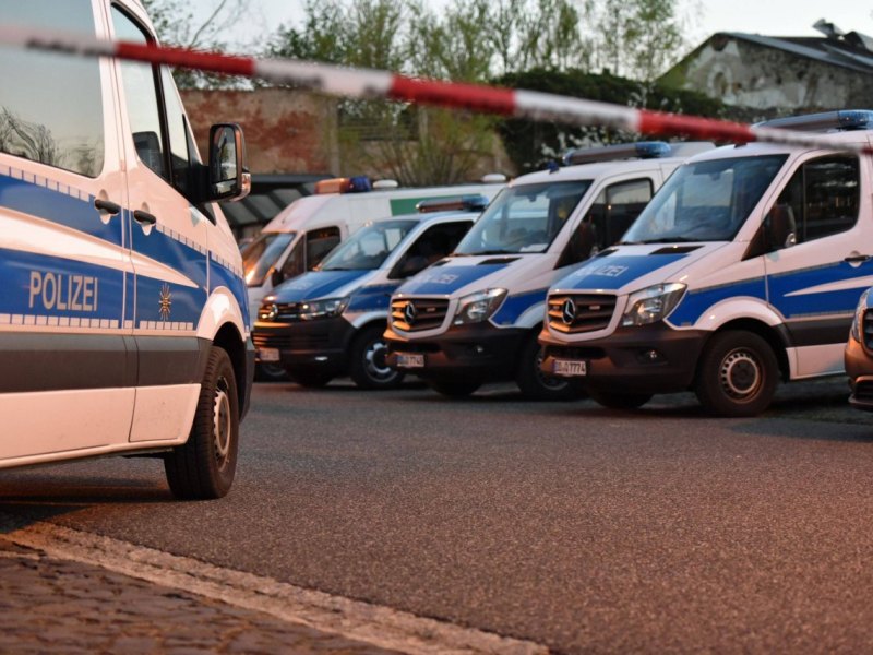 Polizei Großaufgebot Großeinsatz Sixpack Streifenwagen