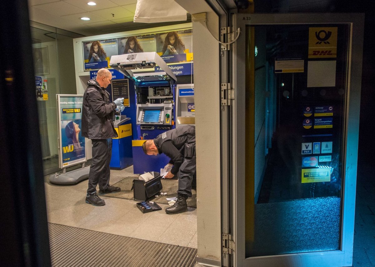 Polizei sichert Spuren in der Bankfiliale am Erfurter Thüringen-Park