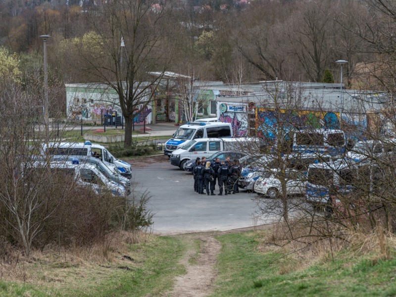 Im Fall des getöteten 18-Jährigen in Weimar suchte die Polizei am Dienstag (21.03.2017) in Weimar-West nach der Tatwaffe.