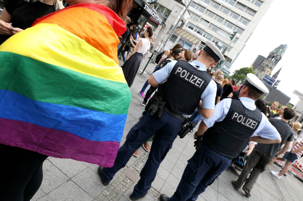 Polizei und Regenbogenflagge