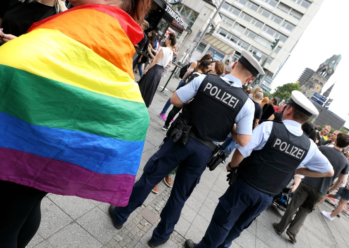 Polizei und Regenbogenflagge