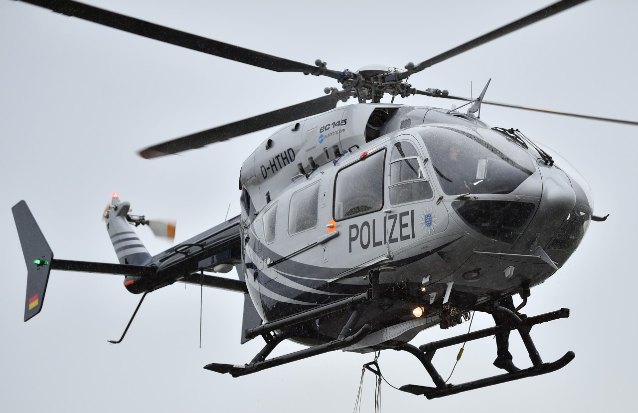 Über dem Mühltal in Thüringen flog ein Polizeihubschrauber. Auch eine Drohne kam zum Einsatz. (Symbolbild)