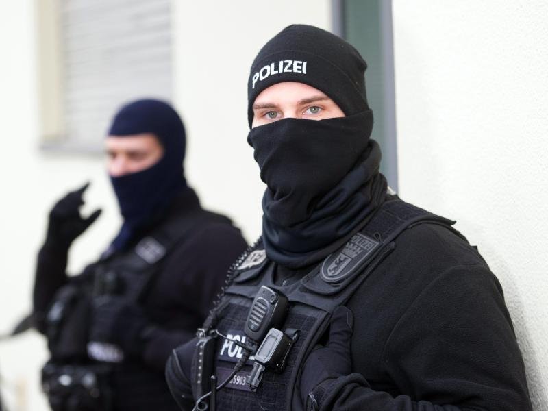 Polizisten führen in Berlin eine Razzia gegen ein Islamisten-Netzwerk durch.