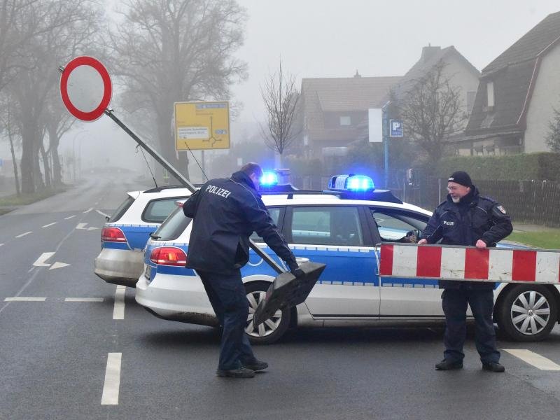 Polizisten sperren in Oranienburg die Straßen um den Sperrkreis.