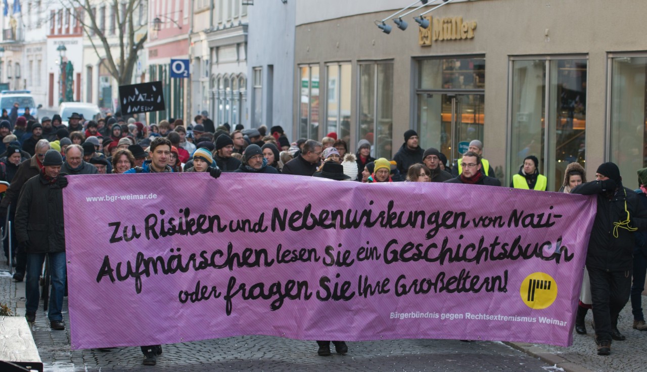 Teilnehmer der Protestveranstaltung «Weimar gegen Rechts» gehen am 07.02.2015 mit einem Transparent durch die Innenstadt von Weimar (Thüringen). Anlass ist ein sogenannter Trauermarsch von Neonazis wegen der Bombardierung Weimars am 9. Februar 1945.