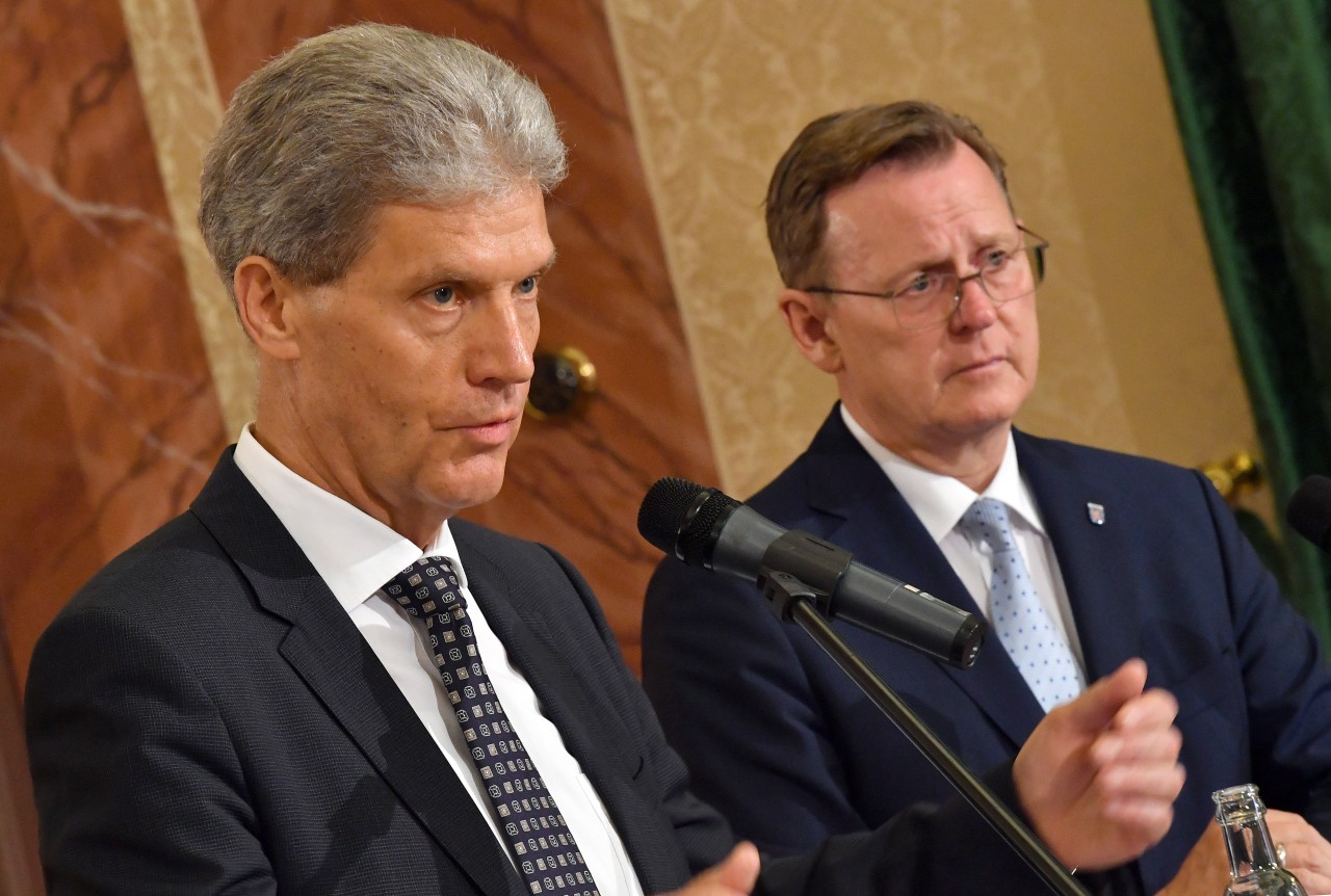 Bildungsminister Helmut Holter und Ministerpräsident Bodo Ramelow kommen bei einem Thema zurzeit nicht auf einen grünen Zeig. (Symbolbild)