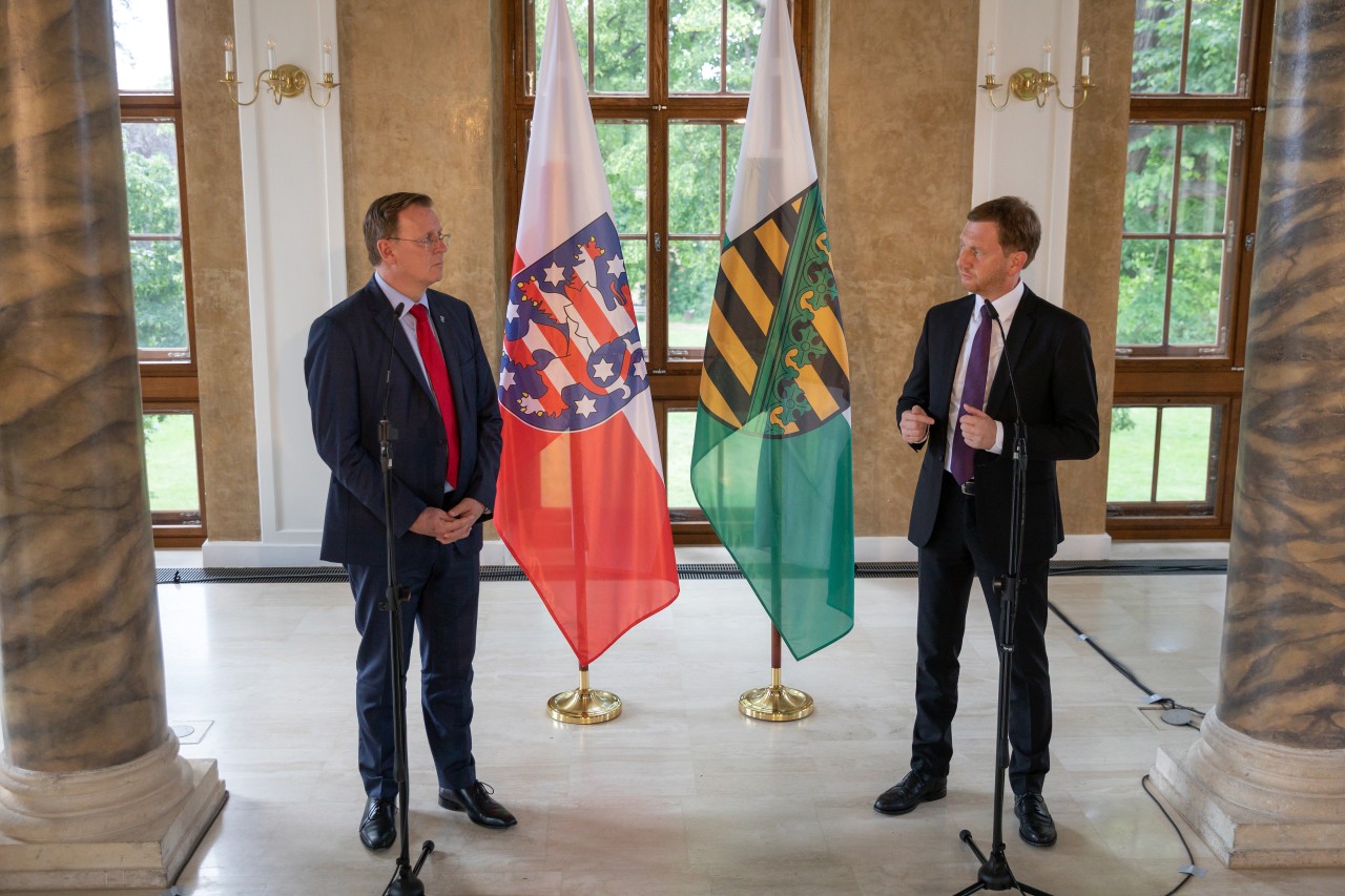 Thüringens Ministerpräsident Bodo Ramelow (links) solidarisiert sich mit seinem sächsischen Amtskollegen Michael Kretschmer.