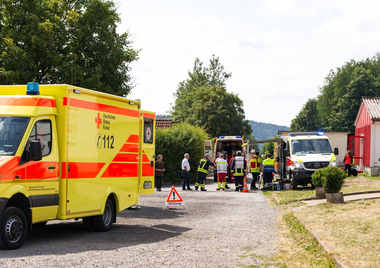 28.06.2018: Rettungskräfte stehen vor dem Ferienzentrum Rauenstein. Über 40 Kinder und Betreuer hatten über Übelkeit, Bauchschmerzen und Brechdurchfall geklagt. Der Auslöser der Erkrankungen wurde als Norovirus identifiziert. (Archiv)