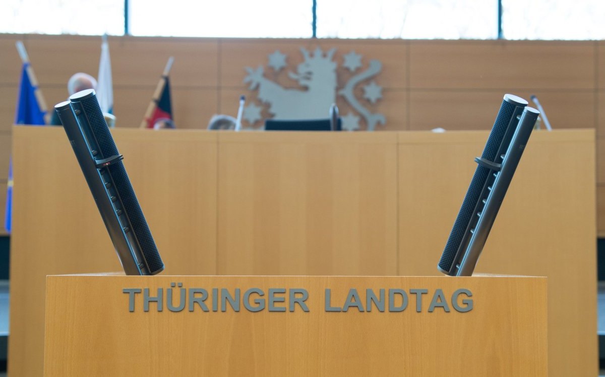 Rednerpult im Thüringer Landtag