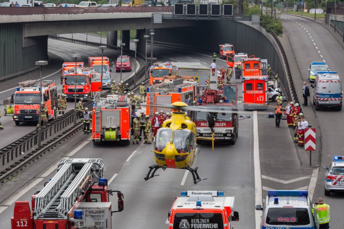 Rettungshubschrauber Hubschrauber Helikopter Autobahn Massencrash