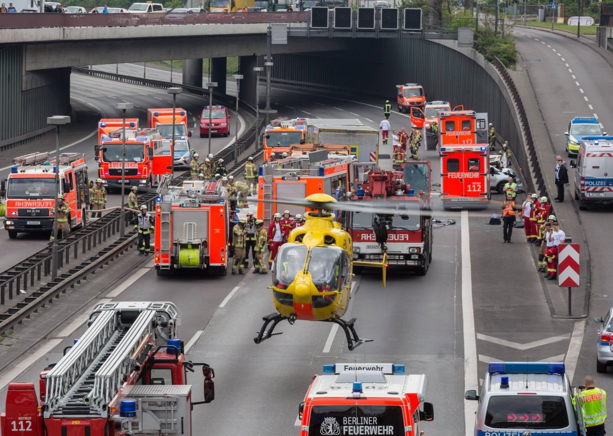 Rettungshubschrauber Hubschrauber Helikopter Autobahn Massencrash