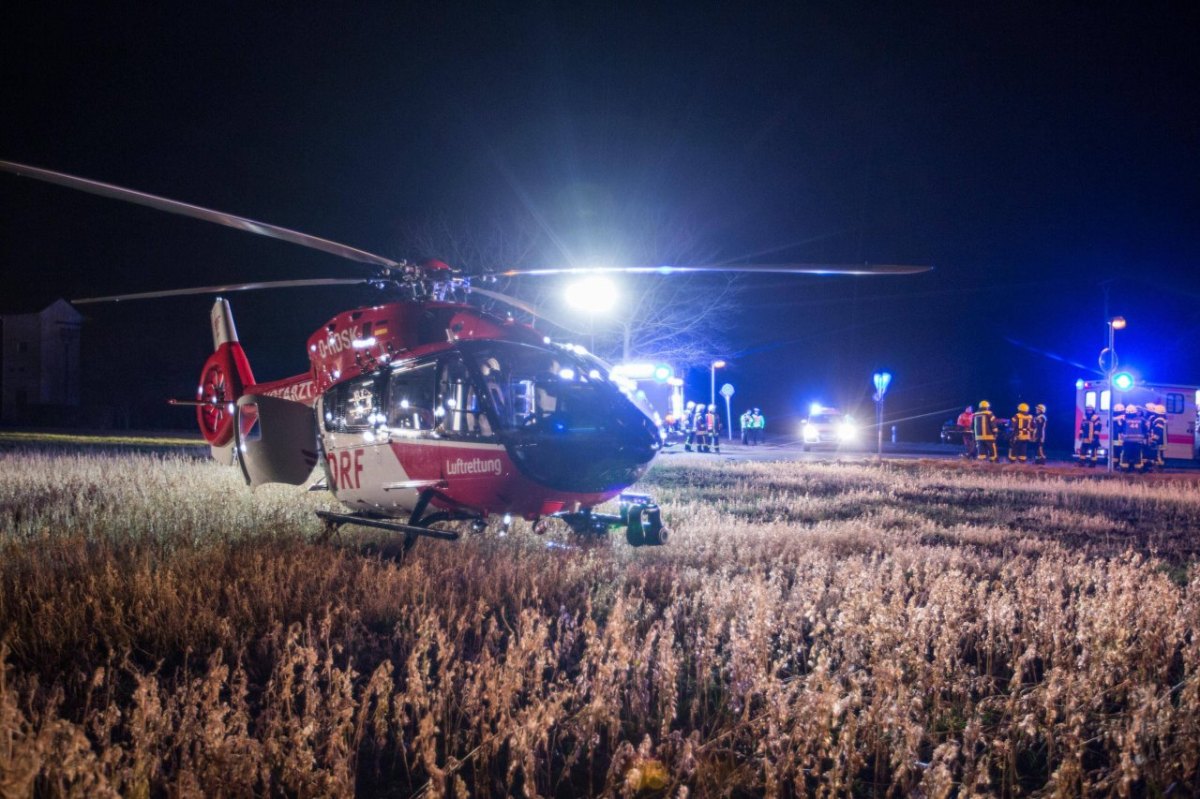 Rettungshubschrauber landet nachts auf Wiese