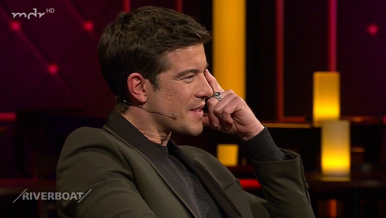 „In aller Freundschaft“-Star Philipp Danne muss plötzlich ein Geheimnis verraten.