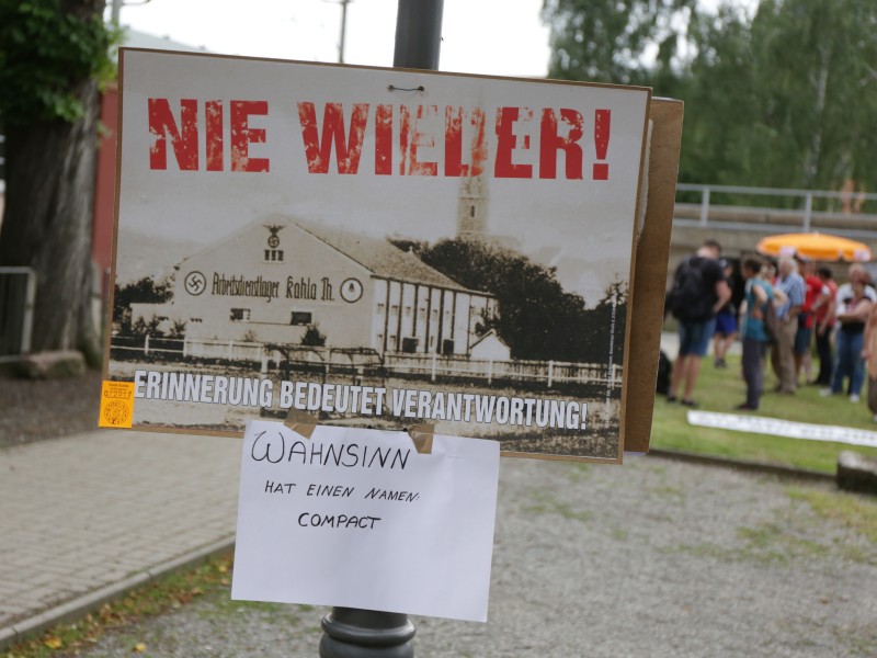 Protest vor der AfD-Veranstaltung mit Jürgen Elsässer im Rosengarten in Kahla.