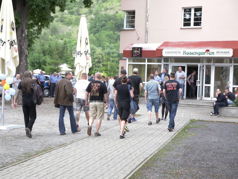 Teilnehmer der AfD-Veranstaltung in Kahla gehen in den Rosengarten.