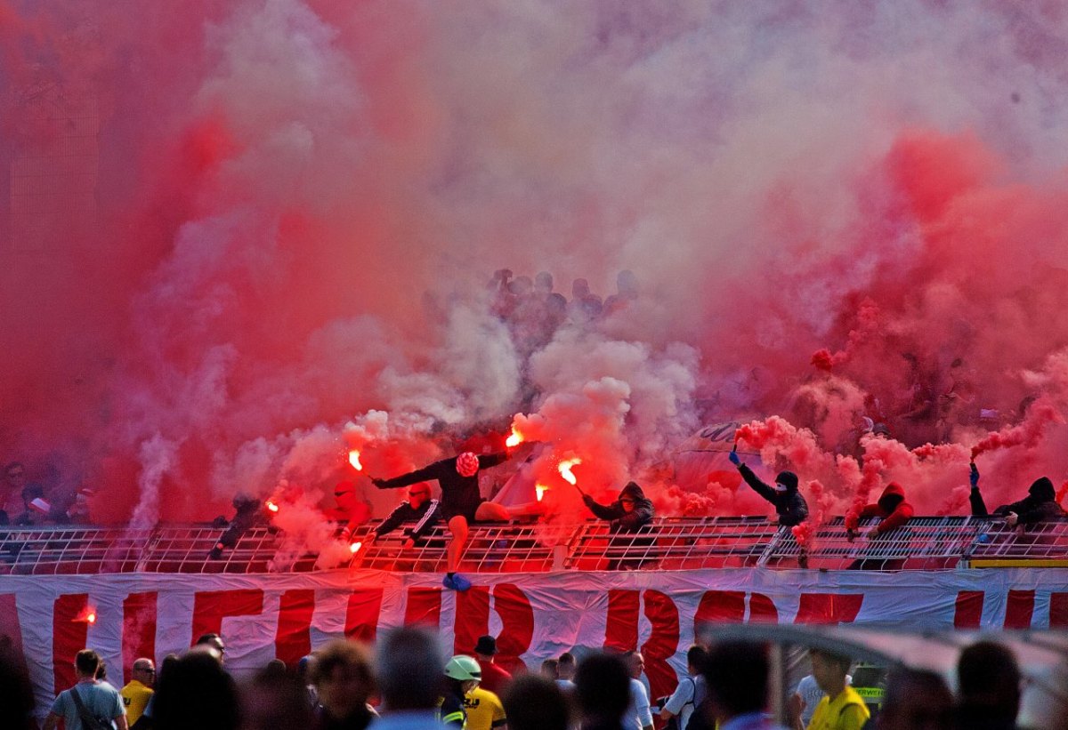 Rot-Weiß-Fans mit Pyrotechnik