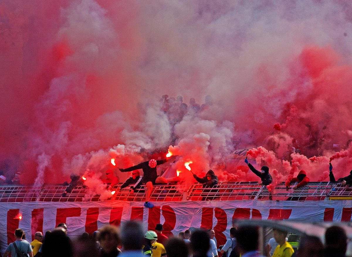 Rot-Weiß-Fans mit Pyrotechnik
