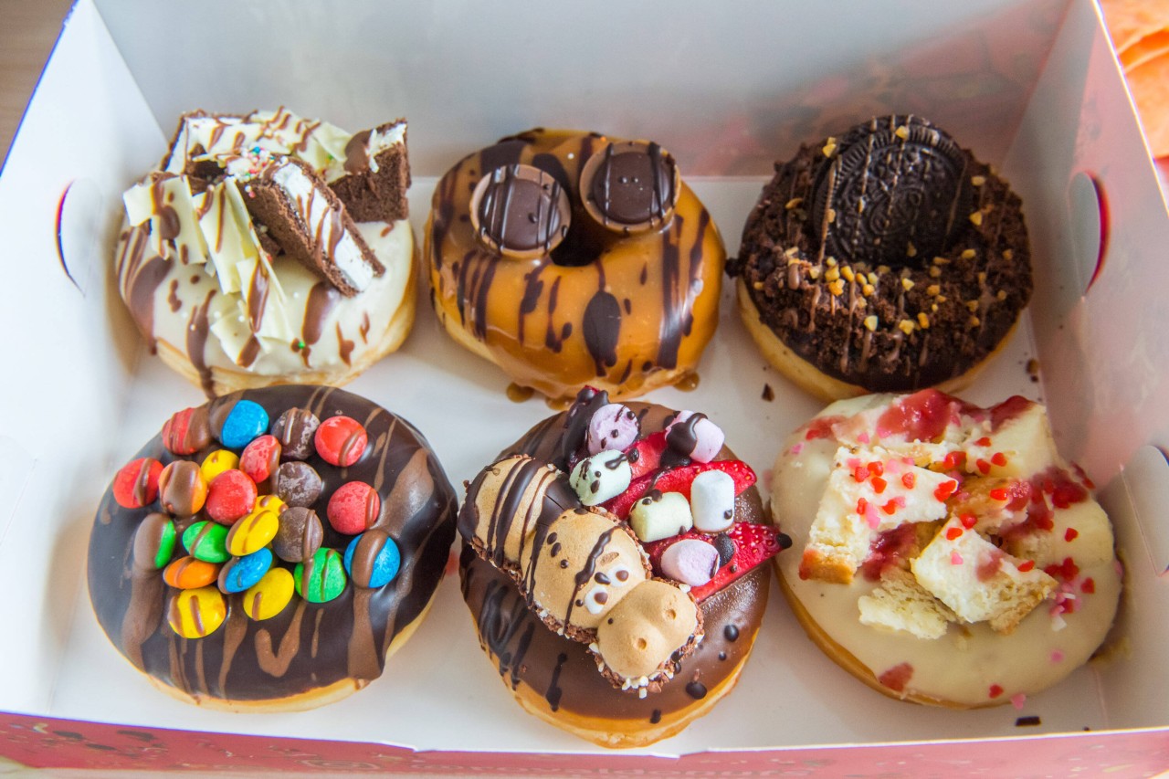 Mit diesen verrückten Kreationen lockt Royal Donuts seine Kunden an.