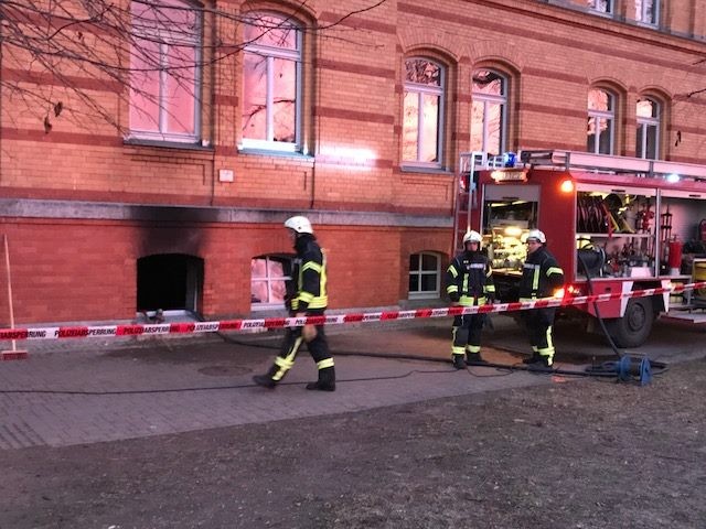 Die Feuerwehr kämpfte gegen die Flammen im Keller des Schulgebäudes. 