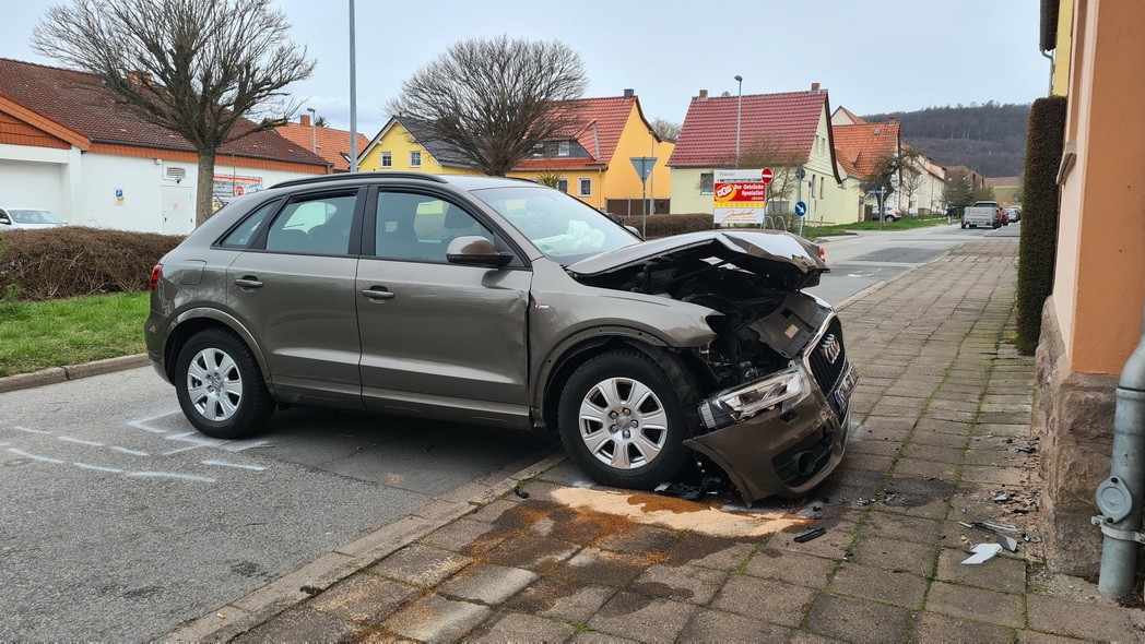 SUV in Sonderhausen erleidet Totalschaden. Beifahrer und Fahrer sind stark verletzt. 