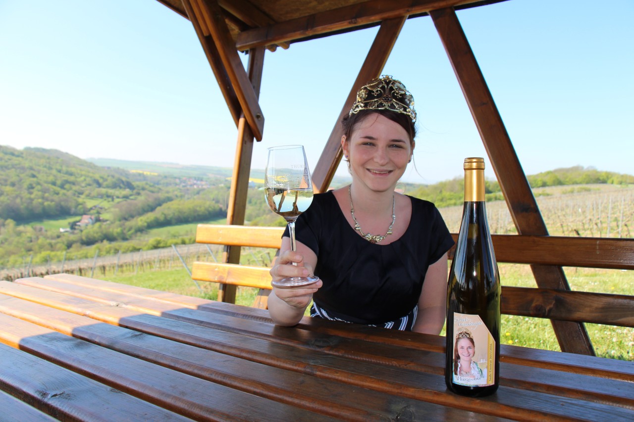 Einen Weißburgunder genießt Weinkönigin Sandra in den Weinbergen bei Bad Sulza.