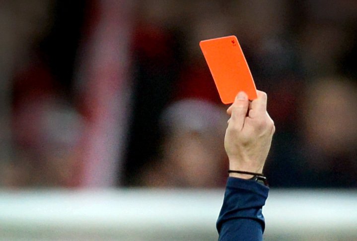 Schiedsrichter zeigt Rote Karte