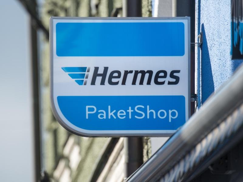 Schild mit der Aufschrift "Hermes Paket Shop".