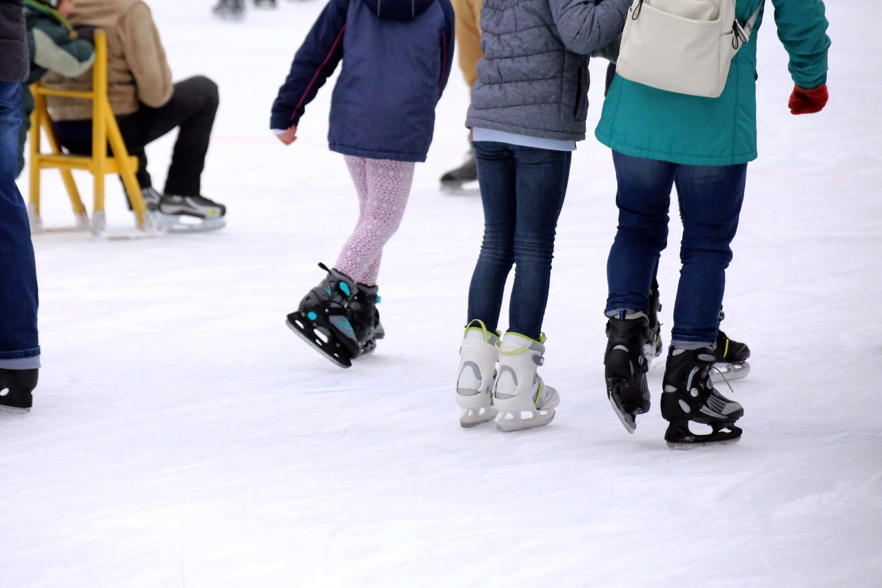 In Gotha können die Menschen immer noch auf der Eisbahn Schlittschuhlaufen. (Symbolbild)