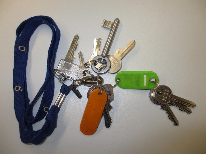 Die Polizei hat bei einer Durchsuchung Schlüssel gefunden und sucht nun nach dem Eigentümer.