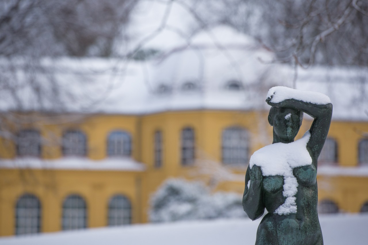 Schnee bedeckt die Statue "Große Eva" von Bildhauer Fritz Cremer im Park des Lindenau-Museum in Altenburg.