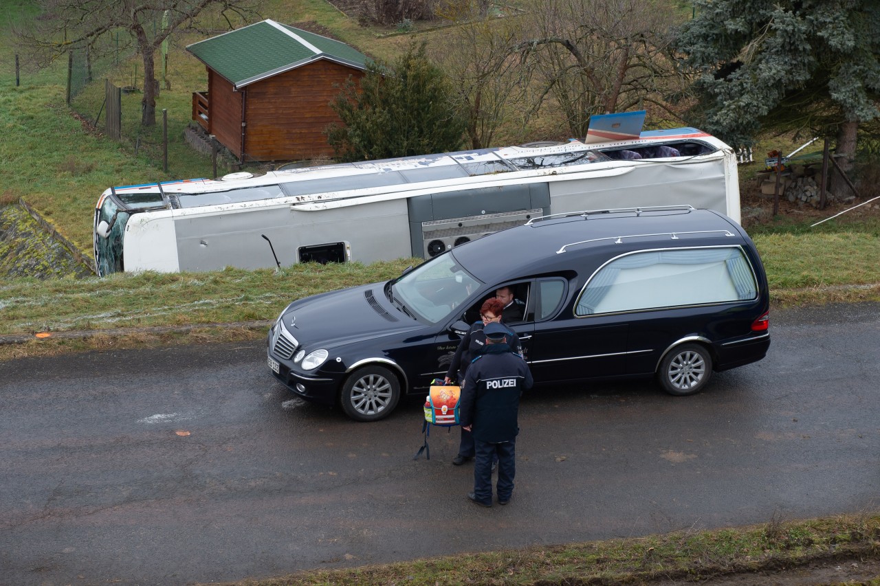 Zwei Kinder (8) kamen bei dem Unfall ums Leben. Fünf weitere wurden schwer verletzt.