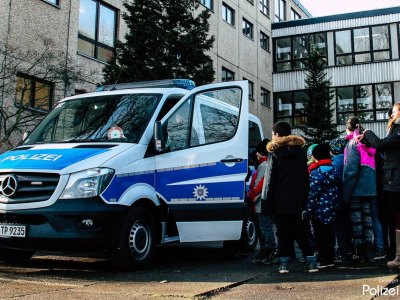 Polizeiwagen an Erfurter Schule