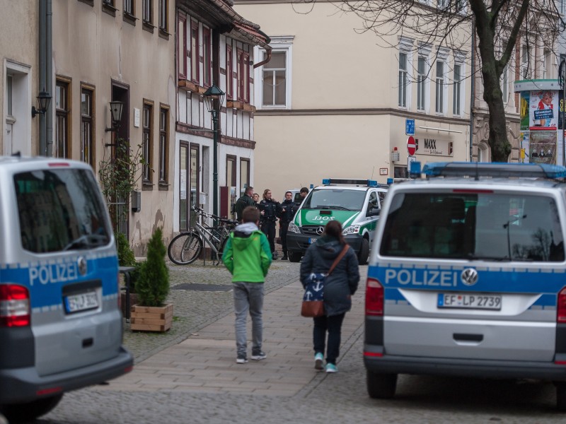 In Erfurt und anderen Teilen Thüringens hat am Donnerstagabend (09.11.2017) ein großangelegter Polizeieinsatz für Aufsehen gesorgt. Der Zoll prüfte vor allem, es in Gaststätten zu Schwarzarbeit kommt. (Fotos: Marcus Scheidel)