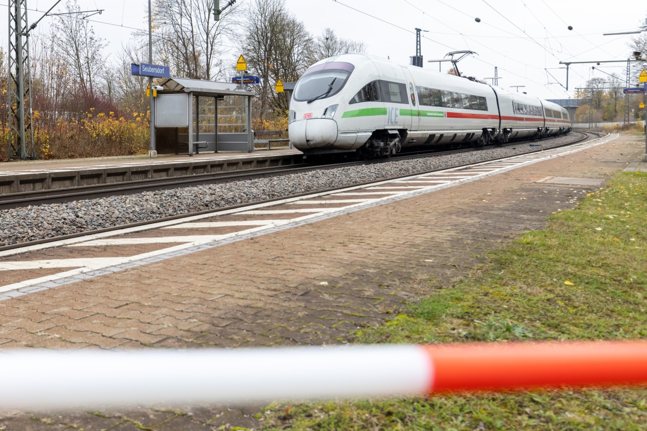 Ein ICE fährt durch den Bahnhof Seubersdorf, an dem am Vortag bei einem Großeinsatz der Polizei ein 27-jähriger Mann nach einem Messerangriff in einem ICE festgenommen wurde.